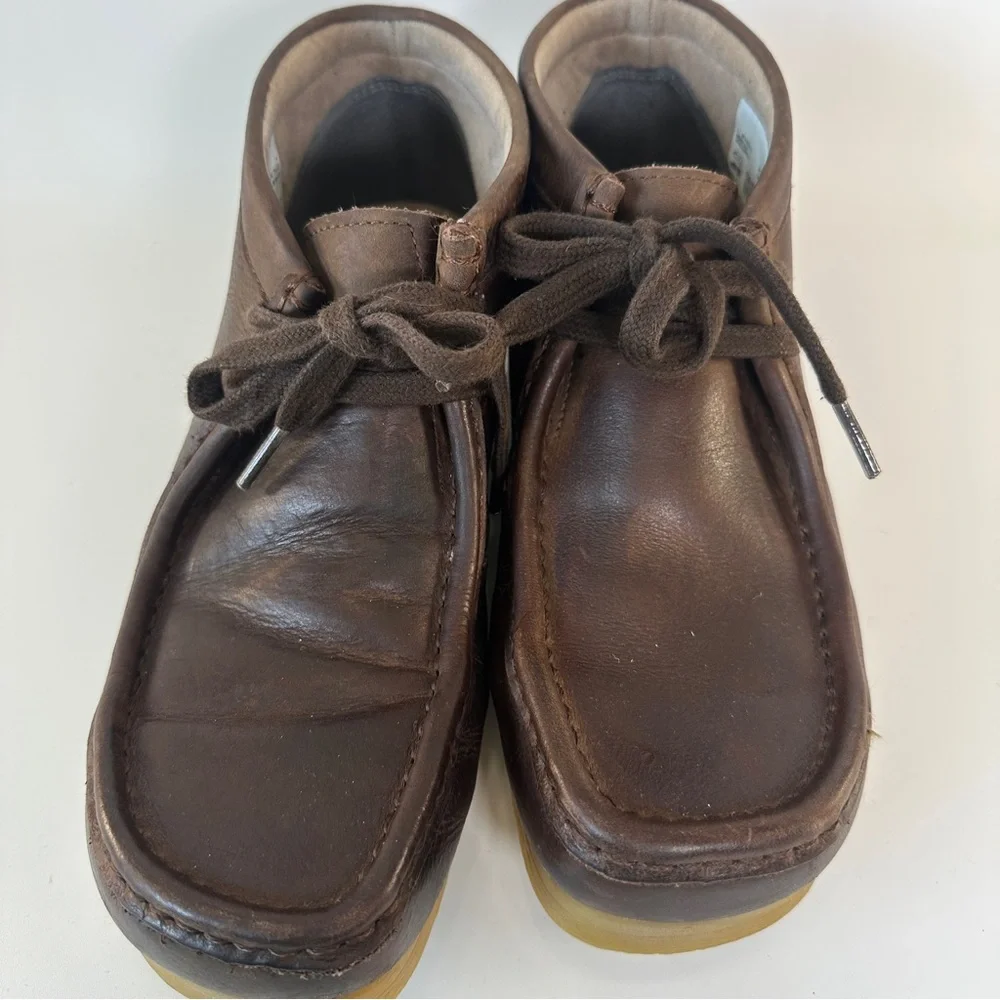 Clark’s Men’s 8.5‎ M Wallabee Boot Beeswax Brown Rubber Sole